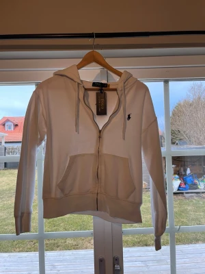 Vit hoodie från Polo Ralph Lauren - Snygg vit hoodie från Polo Ralph Lauren. Ny skick inprincip knappast använd. Tags medföljer. Ställ gärna frågor!