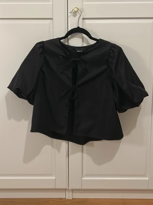 Svart blus med puffärm och rosetter - Svart blus från Gina Tricot 💫