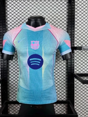 FC Barcelona matchtröja blå Nike - Snygg FC Barcelona matchtröja i blått och rosa med klubbmärke och Nike-logga på bröstet. Tröjan har korta ärmar, rund hals och är tillverkad i ett lätt, ventilerande funktionsmaterial. Spotify-logga på magen. Perfekt för fotbollsträning eller support.  Finns i olika storlekar!!! Pris kan diskuteras!!!