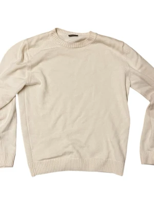 Vit stickad tröja från Stenströms - Klassisk vit stickad tröja från Stenströms med rund halsringning och ribbade muddar vid ärmslut och nederkant. Tröjan har en enkel och stilren design som passar till det mesta. De defekter som finns är de som visas på de sista bilderna, knappt synliga dock! 