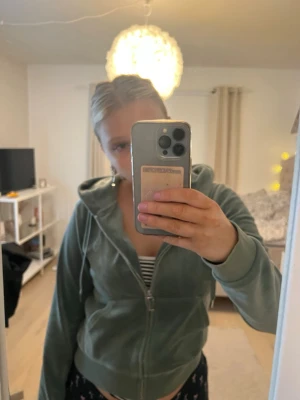 Grön velour hoodie från Juicy Couture - Säljer en grön velour hoodie från Juicy Couture i storlek M. Använt mycket men ändå fint skick 
