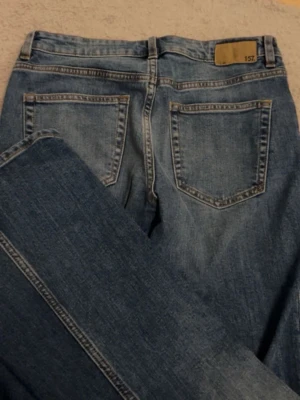 Lågmidjade jesns - Lågmidjade jeans från lager som är utsvängda