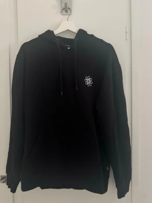 Vans hoodie - En svart hoodie från Vans. Använt någon gång. Den har bra passform för storlek M