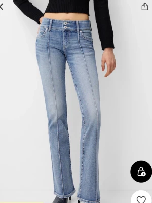 berskha jeans - Snygga ljusblå bootcut jeans med markerade pressveck framtill och dubbla knappar i midjan. Jeansen har klassiska fem fickor och en något utsvängd passform nertill. Perfekta för en trendig och avslappnad look.