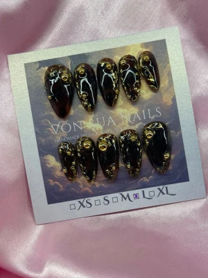 Ember (L);Medium Almond - Handgjorda press-on naglar tortoises med glansig finish och dekorerade med guldfärgade detaljer och små guldpärlor. Perfekt för dig som vill ha en edgy och unik look. Kommer i storlek L: 17 mm, 12,5 mm, 13 mm, 12 mm, 10 mm .