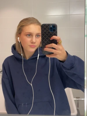 Mörkblå hoodie - Säljer min mörkblåa hoodie från Gina, säljer då den är lite för stor. Köparen står för frakt💓 nästan aldrig qnvönd