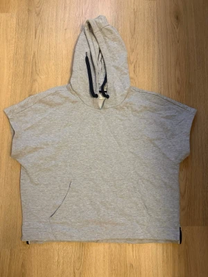 Hoodie t shirt  - Inga märken eller hål. Passar L men den är kort i längden upplever jag