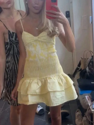 Gul zara klänning - Så så fin slutsåld Zara sommar klänning!! Huuur fin som helst! Inga defekter, aldrig använt av mig 🌸 perfekt nu till våren/sommaren. Storlek M men passar lätt XS och S också eftersom den har stretch + knyt i ryggen 🌸 kom med prisförslag!