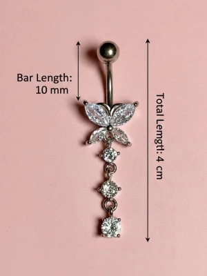 NY Navelpiercing i Kirurgiskt Stål 316L  - ✨ NYTT oanvänt smycke i kirurgiskt stål! 🌸 Hållbart & Rostfritt: Slitstarkt 316L-stål som inte oxiderar eller rostar av fukt. 🌸 Säkert: Industristandard, skonsamt för läkta piercingar.  🛍️ 30 % BUNDLE-RABATT! Köp fler artiklar från min shop och få 30 % på allt! ✨ 📦 Frakt: Endast spårbart via Plick SafePay för vår trygghet.