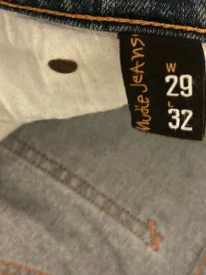 Tight long John  från Nudie Jeans - Säljer ett par klassiska blå slim fit jeans från Nudie Jeans, 