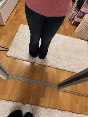 Mörkblåa bootcut jeans - Supersnygga mörkblå jeans ifrån Gina Tricot! De är utsvängda vid benen och har midwaist/lowwaist. Jag säljer då de tyvärr har blivit för små för mig. De är i superbra skick med absolut inga defekter! Nypris är 359kr!💖💖