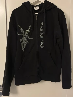 One Of One hoodie svart - Svart hoodie från One Of One med dragkedja, huva och fickor. Hoodien är i mycket fint skick. Tillverkad i mjuk bomullsmix och har långa ärmar. Storlek Medium.