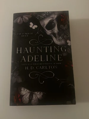 Haunting Adeline av H.D. Carlton - Haunting Adeline är en mörk och spännande roman . Boken är del av Cat & Mouse Duet 