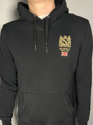 Morris hoodie  - Säljer en ritkigt snygg och trendig Morris hoodie i fint skick, storlek L men sitter som M, vid frågor är det bara att skriva //Gramenti