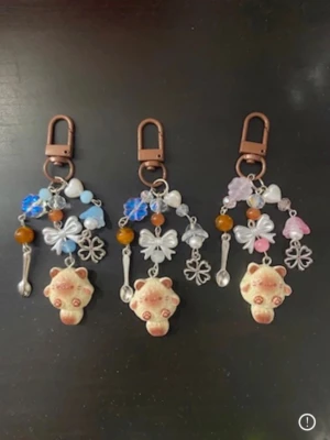 Katt nyckelringar - 100% handgjord av mig! Snälla kontakta innan du trycker på köp nu, ifall den redan har blivit såld på en annan app🫶🏼 pris gör en! #trinket #y2k #alt #emo #goth #anime #kpop #scene #whimsical #fairy #fairycore #fairygrunge #kawaii #coquette #sanrio #juminocore #shoujo #swag 