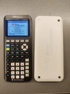 Texas Instruments TI-84 Plus CE-T Python Edition  - En avancerad grafritande miniräknare, TI-84 Plus CE-T Python Edition från Texas Instruments. Svart framsida med färgskärm och vita, blå och gröna knappar. Vit skyddshölje medföljer. Perfekt för matte, fysik och programmering på gymnasie- och universitetsnivå.