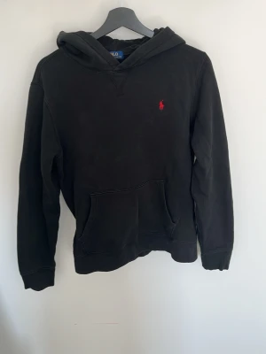 Ralph Lauren Hoodie - Säljer denna Polo Ralph Lauren Hoodie då den inte passar längre. Den är i storlek XL( barn storlek ) så den sitter som en liten S. Det finns inga tecken på användning. Nypris 1195 mitt pris 479🙌
