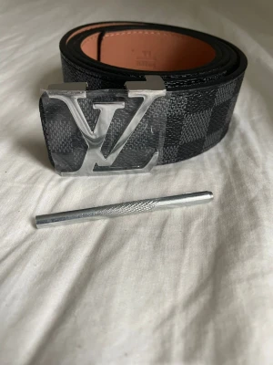 Bälte hållgörare ingår  - Bb