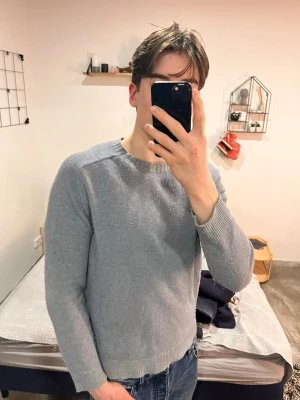 Massimo Dutti Tröja - Säljer en massimo dutti tröjä som är på bra skick. Storlek M, jag är 188cm. 