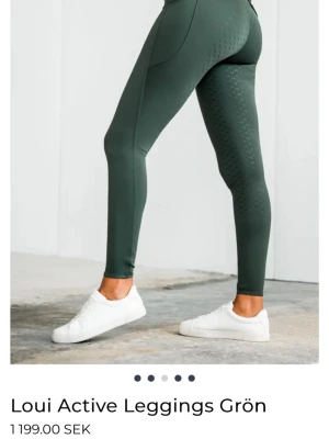 Ridleggings från fager bits - Mörkgröna leggings från fager bits med hög midja och diskret mönstrad struktur längs benen. Tillverkade i stretchigt funktionsmaterial som sitter tight och bekvämt. Snygg passform som framhäver benen.