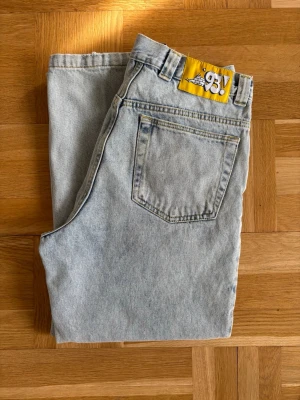 Polar Skate Co. 93! 32/30 - Polar skate Co. 93! blue denim i storlek 32/30. Använda men i utmärkt skick, lite fransade längst ned på benet. 