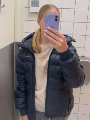 Mörkblå pufferjacka från peak performance  - Säljer nu min Peak performance jacka då den inte kommer till användning, gick hål i ena ärmen som gjort att den tappat lite vadd just på det stället men det är igen sytt och inget som man märker av.