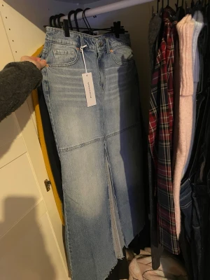 Ny maxi/midi jean skirt - Jeanskjol i midi/maxi-längd med slits fram i nyskick med lappen kvar! Köpte för 500 kr. :) Slutsåld!