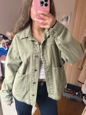 Ljusgrön jeansjacka - Säljer en ljusgrön jeansjacka från Zara, perfekt till sommaren! Använd några gånger men har inga synliga defekter💕