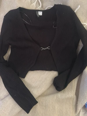 Kofta (croppad) - Snygg croppad kofta.