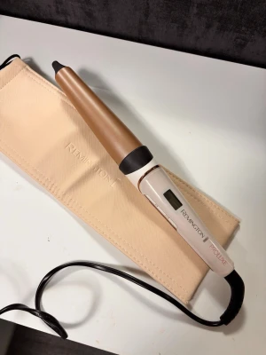 Remington Proluxe locktång - Locktång från remington, 25-38mm, går upp till 220 grader, helt ny använd en gång.