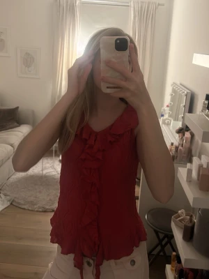 Röd topp - Söt röd topp, perfekt till sommaren. Från Gina Young, storlek 170