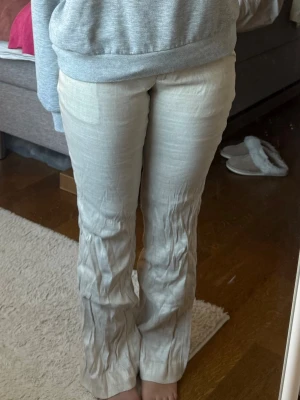Low Waist Linen Pants - Säljer ett par ljusbeiga linnebyxor från Nelly med raka ben och låg midja. Byxorna är lite kostymaktiga, aldrig använt💕