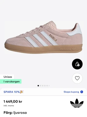 Adidas Gazelle ljusrosa sneakers - Snygga vår skor, Adidas Gazelle sneakers i ljusrosa mocka. Skorna är använda 2 gånger och köpta för 1449kr! Dvs att de är i mycket bra skick!!! Säljer pga att de inte kommer till användning!💞💞💞