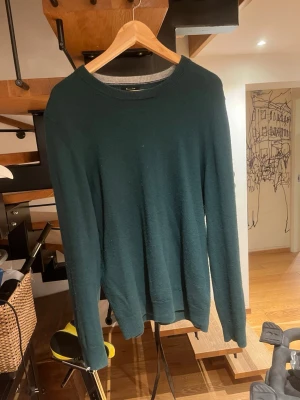 Mörkgrön kashmirblanding - 187 cm lång och den är något tajt skick, fint skick, väldigt sparsamt använd