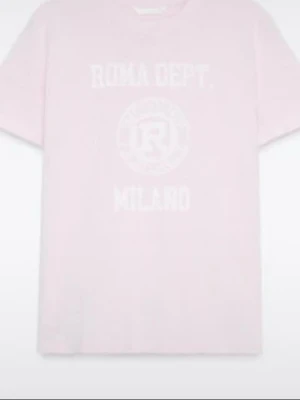 Rosa t-shirt ROMA DEPT. MILANO - Säljer en ljusrosa t-shirt med trycket 'ROMA DEPT. MILANO' framtill. T-shirten har klassisk passform och korta ärmar. Perfekt för dig som gillar en enkel men snygg look. Materialet är mjukt och skönt, troligtvis bomull.