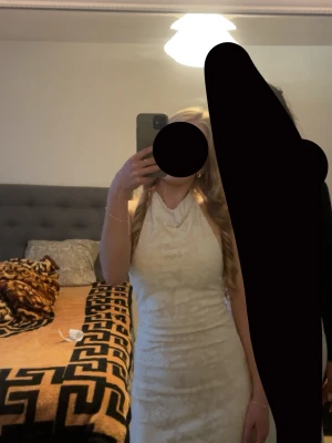 långklänning - Säljer min vita/beige långklänning med blommönster och knytning runt halsen, perfekt till uppklädda tillfällen. orginal pris 500