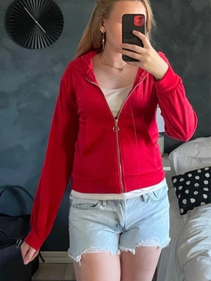 Röd zip hoodie  - Snygg röd hoodie från 157 i storlek XS. Hoodien har dragkedja framtill, huva och ribbade muddar vid ärmslut och nederkant. Tillverkad i mjukt material som känns skönt mot huden. Perfekt att slänga på sig över en t-shirt.
