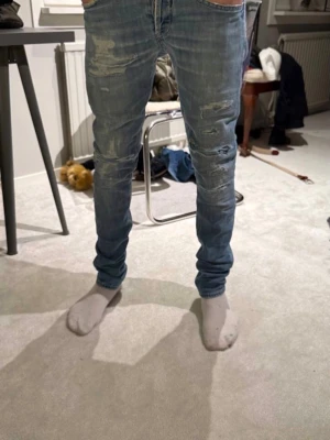 Dondup jeans med slitningar  - Säljer ett par schyssta dondup jeans med slitningar. Det är en gammal modell så det står w31 men de sitter som w29. Det är en unik modell i bra skick tveka inte på att höra av dig😄