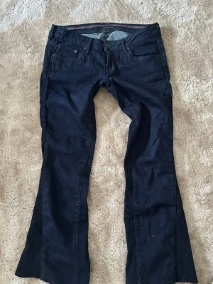Mörkblå bootcut jeans från Diesel - Säljer ett par mörkblå bootcut jeans från Diesel som jag sytt ut med ett svart jeanstyg🥰de är lågmidjade och skulle säga att de passar en storlek S samt passar mig som är 153💞säljer de för 400kr