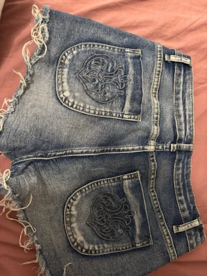 Jeans shorts  - Säljer ett par jeans shorts fin detalj på bak fickorna 