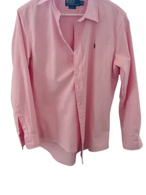 Rosa skjorta från Polo Ralph Lauren - Rosa skjorta från polo Ralph Lauren använd fåtal gånger. Nypris 1599