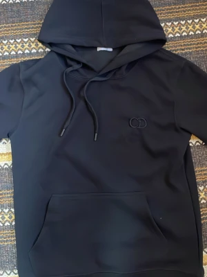 CD hpodie - Tjena säljer en fet cd hoodie som är använd 2 gånger helt ny nästan! 🌺 skriv vid intresse! Säljer då den är lite för mig. Inga defekter