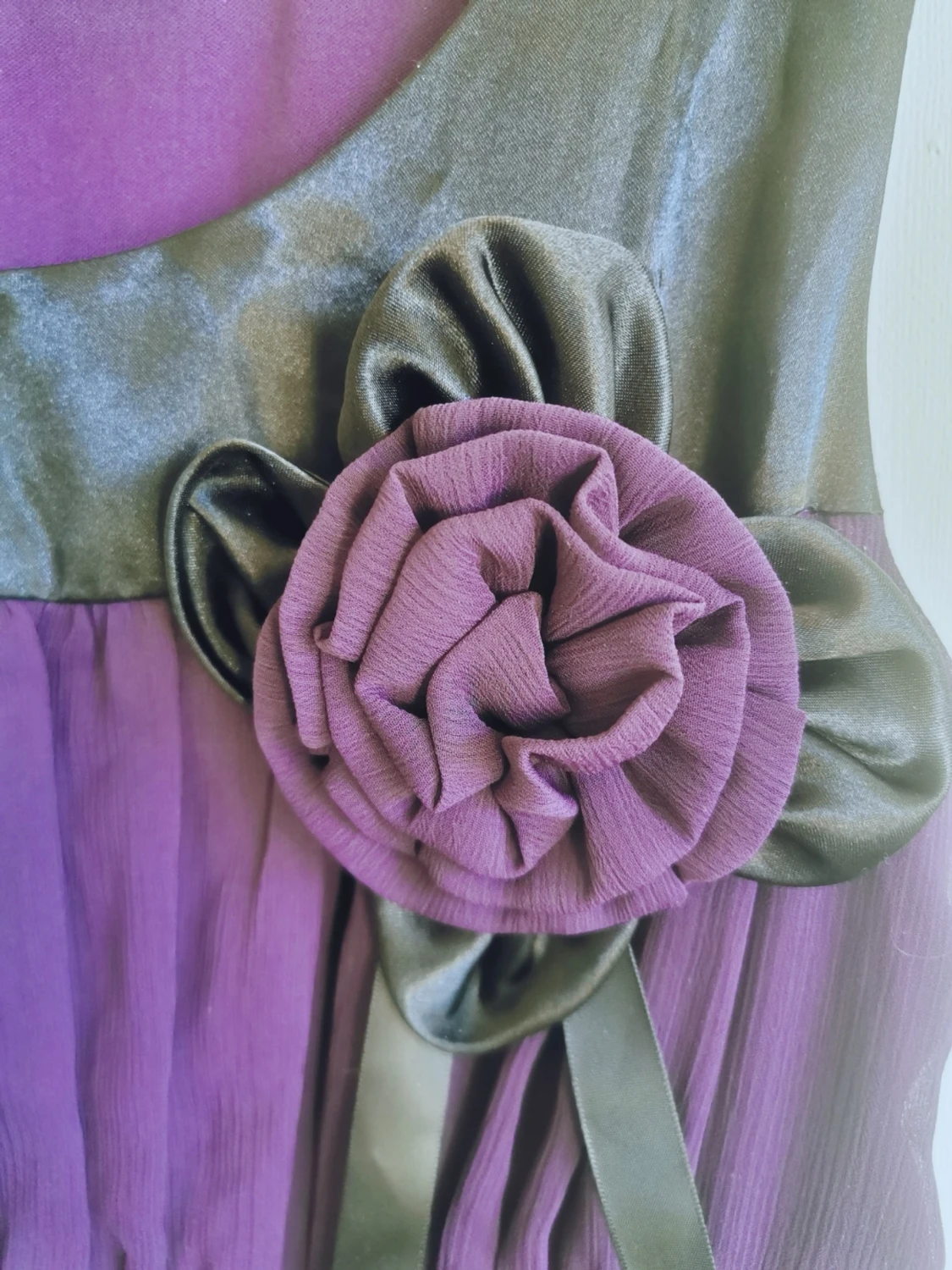 Bodyflirt lila klänning med blomdetalj - 2