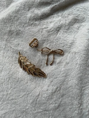 Guldiga hårspännen i metall - Tre snygga hårspännen i guldfärgad metall – de är helt oanvända och är perfekta att ha på en sommar dag🤗