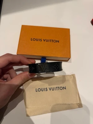 Louis Vuitton Slim Bracelet  - Louis Vuitton | Slim Bracelet | Storlek 19 | Skick 9/10, inga defekter | Allt OG finns | Nypris på 3200kr, mitt pris endast 2199! | Kvitto finns, självklart äkta! | 