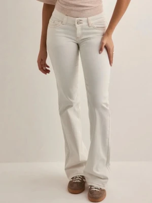 Vita bootcut jeans  - Sååå snygga jeans i nyskick med prislappen kvar💗💗