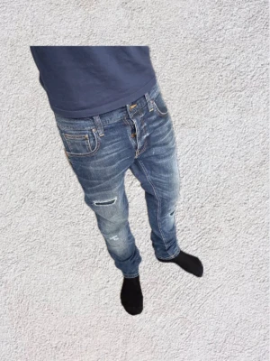 Nudie jeans  - Bra skick inga defekter. Slitningarna går inte igenom jeansen det är tyg i mellan. Pris endast 399