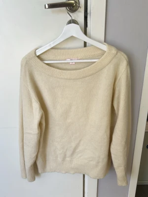 Ljusgul stickad tröja med bred krage - Säljer en enkel och stilren ljusgul stickad tröja med bred ribbad krage och långa ärmar💕💕Tröjan har ribbstickade muddar vid ärmslut och nederkant💕💕I mycket gott skick💕💕Jag säljer den för 75 kr💕💕Hör av er vid intresse💕💕