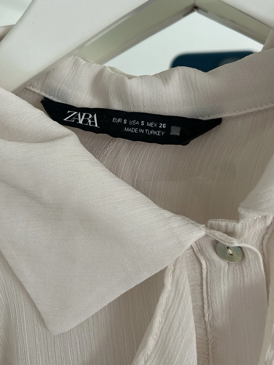 Vit blus med volang och knytband - 3