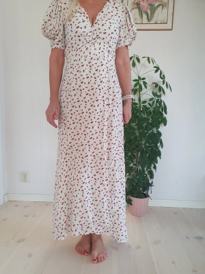 Adoore klänni g - Jag säljer min fina oanvända Adooreklänning, Ferrari midi klänning nypris 1695 kr, storlek 34